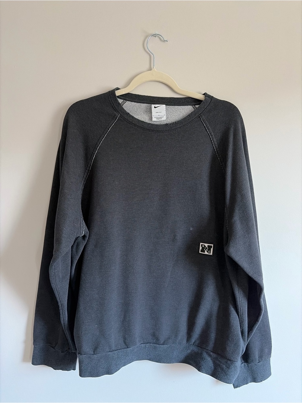 Nike Men’s Black Crewneck Sweatshirt with Small Logo Patch